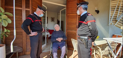 "Buongiorno, vorrei una bandiera tricolore per il mio balcone" la richiesta di un anziano ai carabinieri di Perugia 3 "Buongiorno, vorrei una bandiera tricolore per il mio balcone" la richiesta di un anziano ai carabinieri di Perugia - Attualità | TTV.it