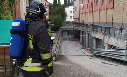 Furgone in fiamme nel parcheggio sotterraneo di un noto centro commerciale tifernate. Nessun ferito, ma molti i disagi 1 Furgone in fiamme nel parcheggio sotterraneo di un noto centro commerciale tifernate. Nessun ferito, ma molti i disagi - Attualità | TTV.it