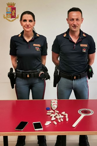 Due spacciatori nigeriani in A1 con 22 ovuli di eroina arrestati dalla Polizia di Stato 1 Due spacciatori nigeriani in A1 con 22 ovuli di eroina arrestati dalla Polizia di Stato - Attualità | TTV.it