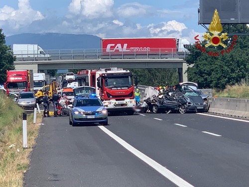 E' di 4 morti l'esito dell'incidente in A1, due adulti e due bambini. Altri 6 feriti gravi sono stati portati in ospedale - Attualità | TTV.it