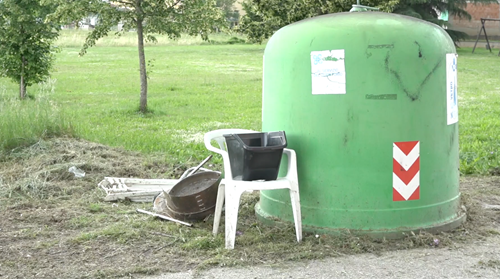 Rifiuti abbandonati fuori dai cassonetti in diverse zone di San Giustino. Sale la polemica sul web, i cittadini condannano i comportamenti di chi non rispetta l’ambiente e il bene comune 1 Rifiuti abbandonati fuori dai cassonetti in diverse zone di San Giustino. Sale la polemica sul web, i cittadini condannano i comportamenti di chi non rispetta l’ambiente e il bene comune - Attualità | TTV.it
