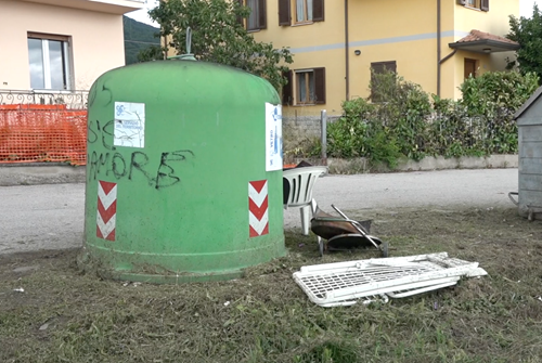 Rifiuti abbandonati fuori dai cassonetti in diverse zone di San Giustino. Sale la polemica sul web, i cittadini condannano i comportamenti di chi non rispetta l’ambiente e il bene comune 4 Rifiuti abbandonati fuori dai cassonetti in diverse zone di San Giustino. Sale la polemica sul web, i cittadini condannano i comportamenti di chi non rispetta l’ambiente e il bene comune - Attualità | TTV.it