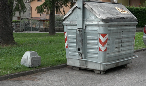 Rifiuti abbandonati fuori dai cassonetti in diverse zone di San Giustino. Sale la polemica sul web, i cittadini condannano i comportamenti di chi non rispetta l’ambiente e il bene comune 2 Rifiuti abbandonati fuori dai cassonetti in diverse zone di San Giustino. Sale la polemica sul web, i cittadini condannano i comportamenti di chi non rispetta l’ambiente e il bene comune - Attualità | TTV.it