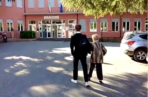 Assistente speciale per la maturità, una bisnonna di 93 anni accompagna il nipote all'esame 1 Assistente speciale per la maturità, una bisnonna di 93 anni accompagna il nipote all'esame - Attualità | TTV.it