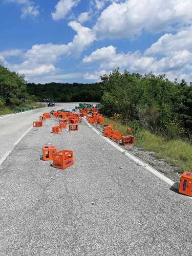 Camion perde il proprio carico in una curva, migliaia bottiglia di vetro sulla carreggiata 1 Camion perde il proprio carico in una curva, migliaia bottiglia di vetro sulla carreggiata - Attualità | TTV.it