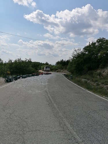 Camion perde il proprio carico in una curva, migliaia bottiglia di vetro sulla carreggiata 2 Camion perde il proprio carico in una curva, migliaia bottiglia di vetro sulla carreggiata - Attualità | TTV.it