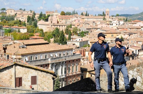 TENTA TRUFFA AD ANZIANO 78ENNE LA VOLANTE CORRE IN SOCCORSO DELLA POVERA VITTIMA ED ATTIVA LE RICERCHE DEL TRUFFATORE 2 TENTA TRUFFA AD ANZIANO 78ENNE LA VOLANTE CORRE IN SOCCORSO DELLA POVERA VITTIMA ED ATTIVA LE RICERCHE DEL TRUFFATORE - Attualità | TTV.it