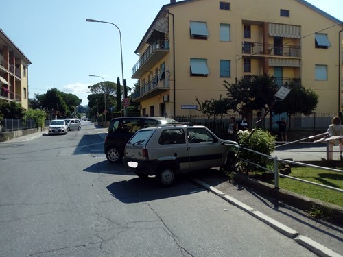 Incidente in via Alighieri, conducenti illesi, ingenti danni ai mezzi - Attualità | TTV.it