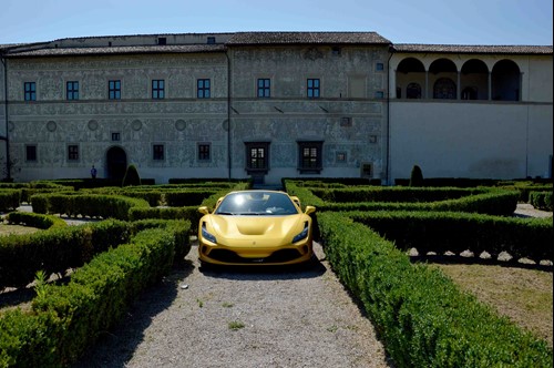 Direttamente da Maranello una Ferrari F8 nel giardino della Pinacoteca comunale per uno spot d'eccezione 1 Direttamente da Maranello una Ferrari F8 nel giardino della Pinacoteca comunale per uno spot d'eccezione - Attualità | TTV.it