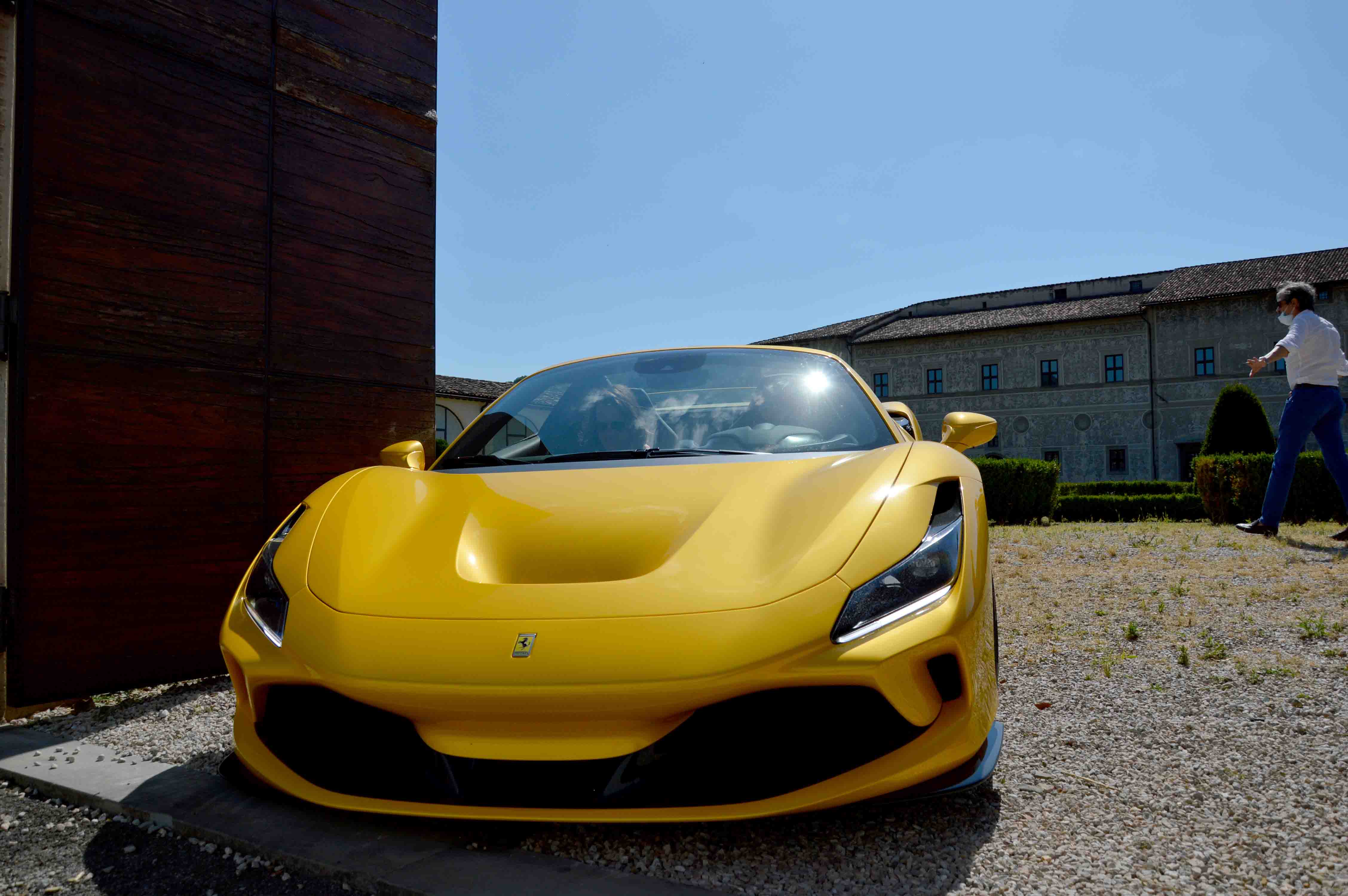 Direttamente da Maranello una Ferrari F8 nel giardino della Pinacoteca comunale per uno spot d'eccezione 2 Direttamente da Maranello una Ferrari F8 nel giardino della Pinacoteca comunale per uno spot d'eccezione - Attualità | TTV.it