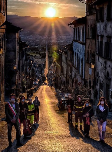 Camminata simbolica della Via del Sole: questa mattina all’alba l’omaggio alle categorie più toccate dall’emergenza sanitaria - Attualità | TTV.it
