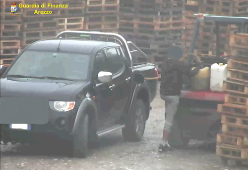 OPERAZIONE “FUEL DISCOUNT”. SCOPERTA “RIVENDITA DI CARBURANTI ABUSIVA”. ARRESTATI DUE SOGGETTI E PERQUISITE DUE IMPRESE ARETINE. 1 OPERAZIONE “FUEL DISCOUNT”. SCOPERTA “RIVENDITA DI CARBURANTI ABUSIVA”. ARRESTATI DUE SOGGETTI E PERQUISITE DUE IMPRESE ARETINE. - Attualità | TTV.it
