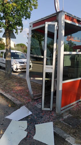 Scontro fra due auto, ferito anche un passante 2 Scontro fra due auto, ferito anche un passante - Attualità | TTV.it