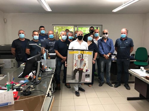 UNA FOTO CON LA FISARMONICA RICORDERA’ NEL LUOGO DOVE HA LAVORATO PER UNA VITA, IVANO PESCARI, IL MUSICISTA TIFERNATE PRIMA VITTIMA UMBRA DEL COVID - Attualità | TTV.it