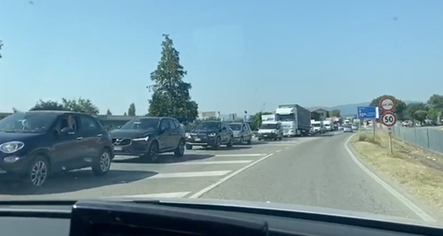 Trattore perde una ruota sul ponte del Tevere a Sansepolcro. Traffico in tilt 1 Trattore perde una ruota sul ponte del Tevere a Sansepolcro. Traffico in tilt - Attualità | TTV.it