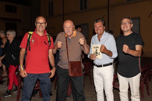 NON SOLO “LA LEZIONE DI SILVANA” MA TANTO ALTRO DA RICORDARE IERI SERA IN PIAZZA GARIBALDI A SANSEPOLCRO 3 NON SOLO “LA LEZIONE DI SILVANA” MA TANTO ALTRO DA RICORDARE IERI SERA IN PIAZZA GARIBALDI A SANSEPOLCRO - Cultura | TTV.it