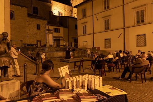 NON SOLO “LA LEZIONE DI SILVANA” MA TANTO ALTRO DA RICORDARE IERI SERA IN PIAZZA GARIBALDI A SANSEPOLCRO 2 NON SOLO “LA LEZIONE DI SILVANA” MA TANTO ALTRO DA RICORDARE IERI SERA IN PIAZZA GARIBALDI A SANSEPOLCRO - Cultura | TTV.it