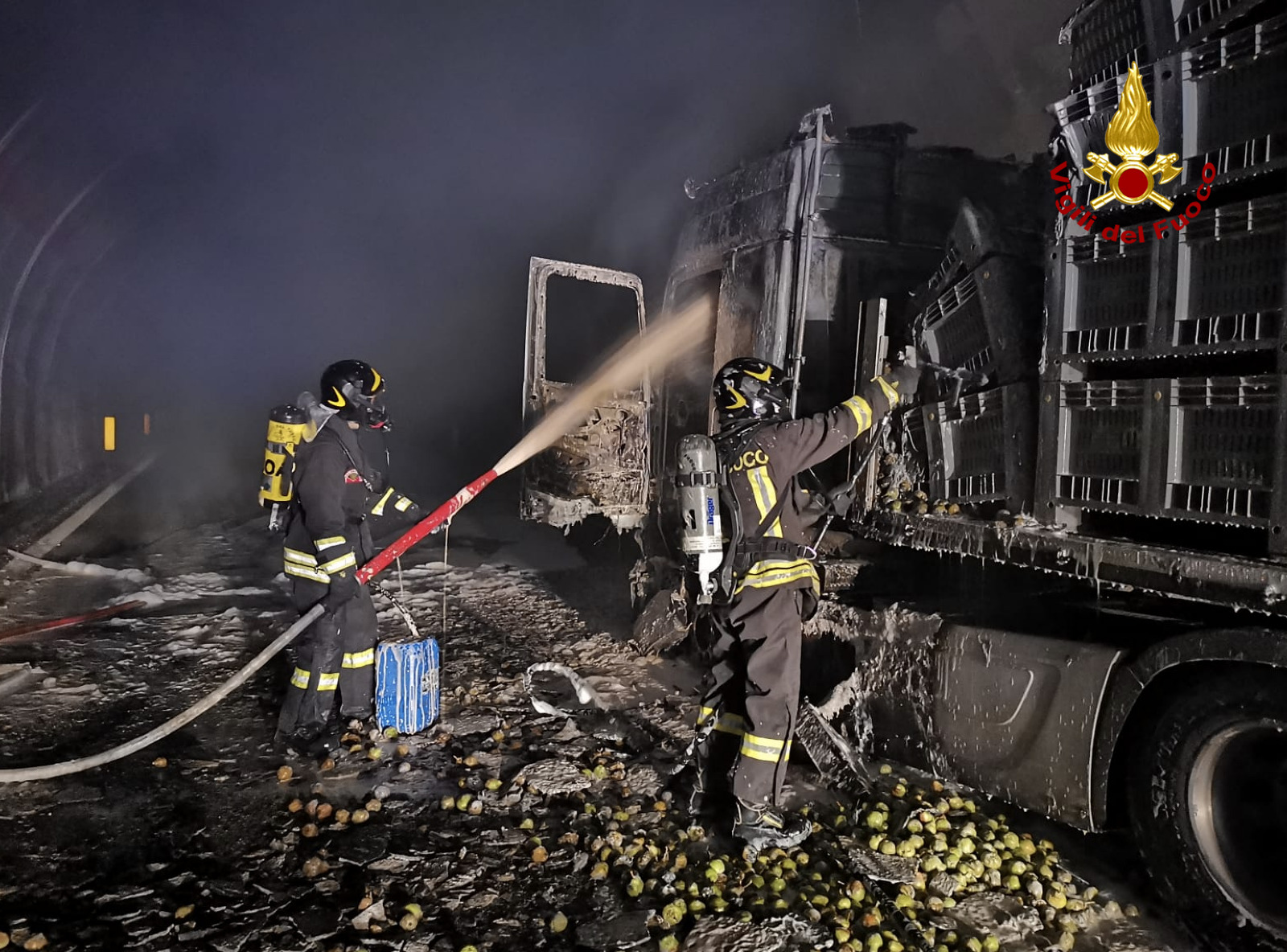 Camion in fiamme in una galleria della E45, superstrada chiusa da ieri sera. Nessuna persona coinvolta nel rogo, disagi alla viabilità 1 Camion in fiamme in una galleria della E45, superstrada chiusa da ieri sera. Nessuna persona coinvolta nel rogo, disagi alla viabilità - Attualità | TTV.it