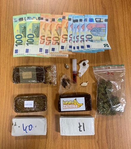 LA POLIZIA DI STATO ARRESTA UNO SPACCIATORE E SEQUESTRA MEZZO CHILO DI SOSTANZA STUPEFACENTE - Attualità | TTV.it