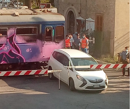 Con l’auto incastrata sotto il passaggio a livello mentre passa il treno. Attimi di paura a Umbertide. Nessun ferito - Attualità | TTV.it