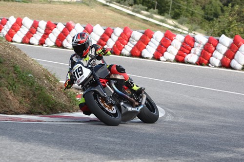 137 motociclisti che hanno sfidato la pioggia e i tornanti dello Spino. Conclusa con successo l'edizione delle gare di velocità a Pieve Santo Stefano 3 137 motociclisti che hanno sfidato la pioggia e i tornanti dello Spino. Conclusa con successo l'edizione delle gare di velocità a Pieve Santo Stefano - Sport | TTV.it