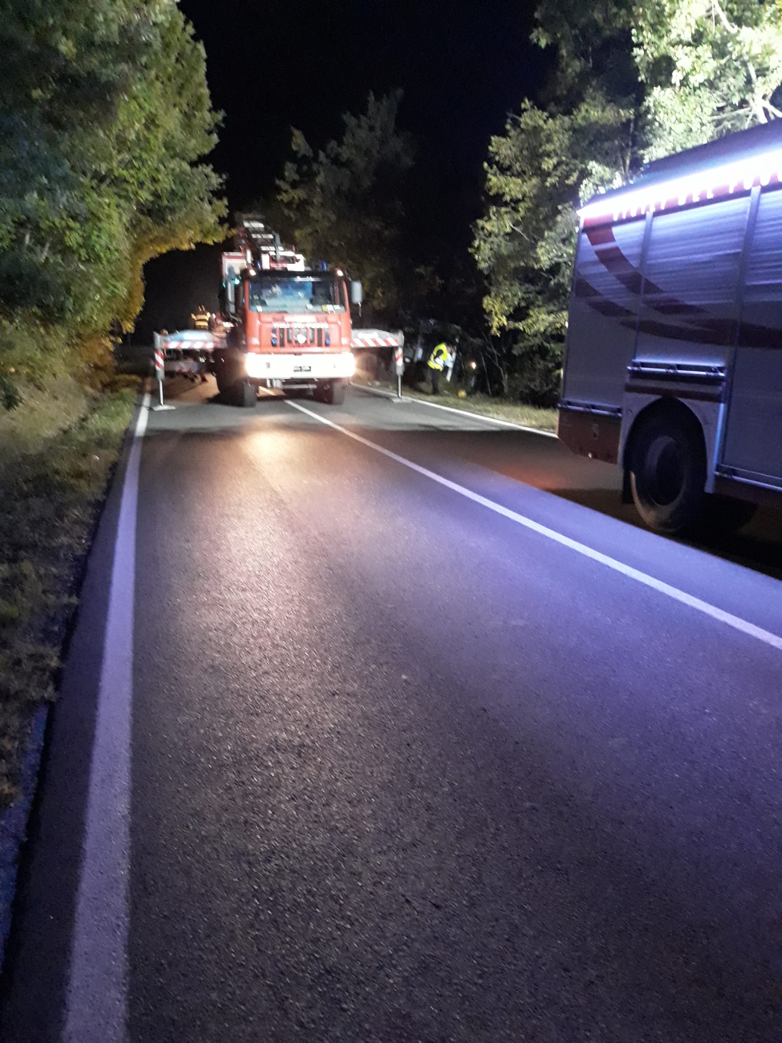 Perde il controllo del camion. si ribalta lungo l'Apecchiese. Strada chiusa fino a tarda notte 1 Perde il controllo del camion. si ribalta lungo l'Apecchiese. Strada chiusa fino a tarda notte - Attualità | TTV.it