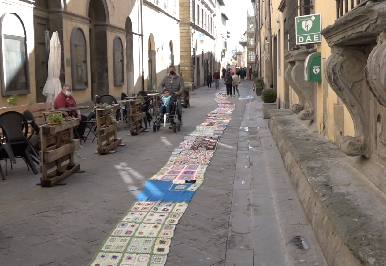 Finalmente esposto il tappeto dei ricordi ha emozionato e coinvolto tutta la città di Sansepolcro fra tanti colori 2 Finalmente esposto il tappeto dei ricordi ha emozionato e coinvolto tutta la città di Sansepolcro fra tanti colori - Attualità | TTV.it