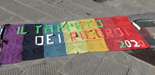 Finalmente esposto il tappeto dei ricordi ha emozionato e coinvolto tutta la città di Sansepolcro fra tanti colori 1 Finalmente esposto il tappeto dei ricordi ha emozionato e coinvolto tutta la città di Sansepolcro fra tanti colori - Attualità | TTV.it
