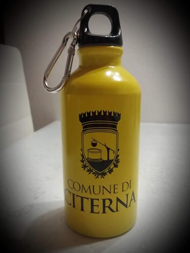 Verso una scuola sempre più “plastic free”. Per il secondo anno consecutivo il Comune regala borracce di alluminio a tutti gli studenti 1 Verso una scuola sempre più “plastic free”. Per il secondo anno consecutivo il Comune regala borracce di alluminio a tutti gli studenti - Attualità | TTV.it