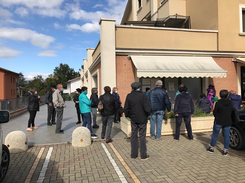 Code a Città di Castello nel primo giorno di vaccini. Allertata anche la Polizia 1 Code a Città di Castello nel primo giorno di vaccini. Allertata anche la Polizia - Attualità | TTV.it