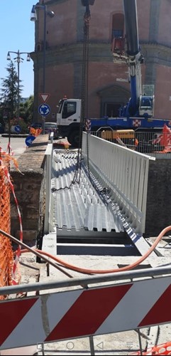 Abbattimento barriere architettoniche e mobilità sostenibile, posizionata la seconda passerella sul torrente Reggia - Attualità | TTV.it