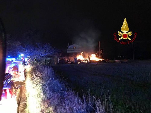 Vasto incendio distrugge un capanno agricolo: lungo intervento dei vigili del fuoco - Attualità | TTV.it