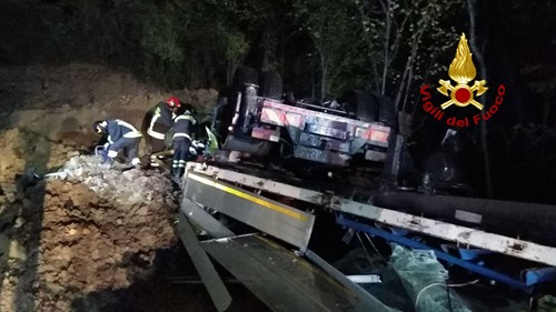Tir precipita dal viadotto della E45, muore camionista: traffico in tilt 1 Tir precipita dal viadotto della E45, muore camionista: traffico in tilt - Attualità | TTV.it