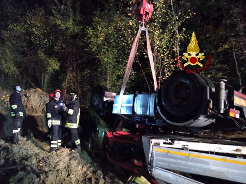 Tir precipita dal viadotto della E45, muore camionista: traffico in tilt 2 Tir precipita dal viadotto della E45, muore camionista: traffico in tilt - Attualità | TTV.it