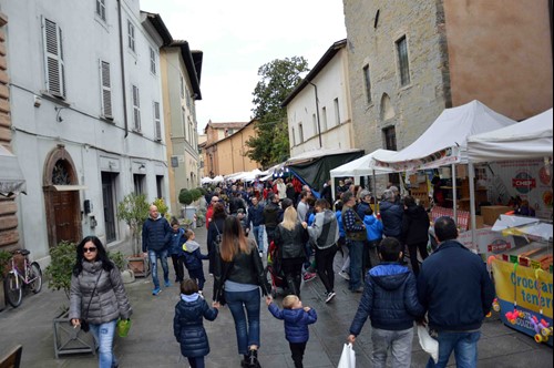 Fiere di San Florido e Retrò nel week-end d’autunno: oltre 220 espositori presenti 2 Fiere di San Florido e Retrò nel week-end d’autunno: oltre 220 espositori presenti - Attualità | TTV.it