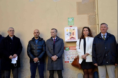 Caritas diocesana dona un defibrillatore semiautomatico in piazza del Garigliano 1 Caritas diocesana dona un defibrillatore semiautomatico in piazza del Garigliano - Attualità | TTV.it