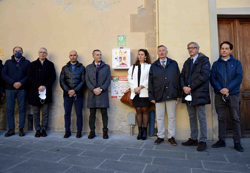 Caritas diocesana dona un defibrillatore semiautomatico in piazza del Garigliano 2 Caritas diocesana dona un defibrillatore semiautomatico in piazza del Garigliano - Attualità | TTV.it