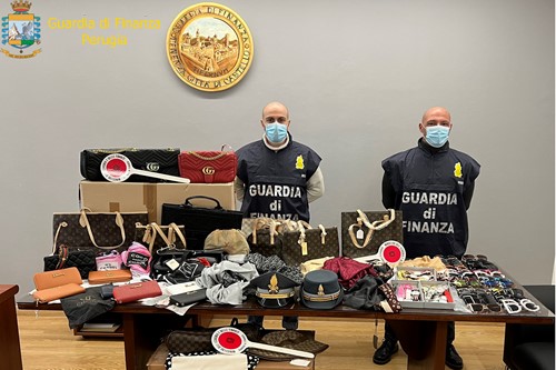 Alle Fiere sequestrati dalla Finanza prodotti con marchi contraffatti 1 Alle Fiere sequestrati dalla Finanza prodotti con marchi contraffatti - Attualità | TTV.it