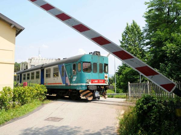 1396118439-il-treno-passa-col-passaggio-a-livello-aperto