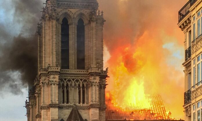 1555415052331jpg-notre_dame__fiamme_dal_cantiere__distrutti_il_tetto_e_la_grande_guglia_