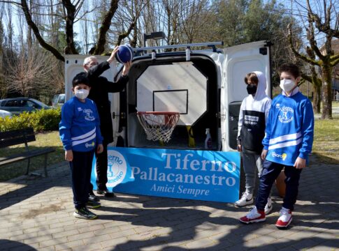 donazione-pallacanestro-castello-muzi-betti-2