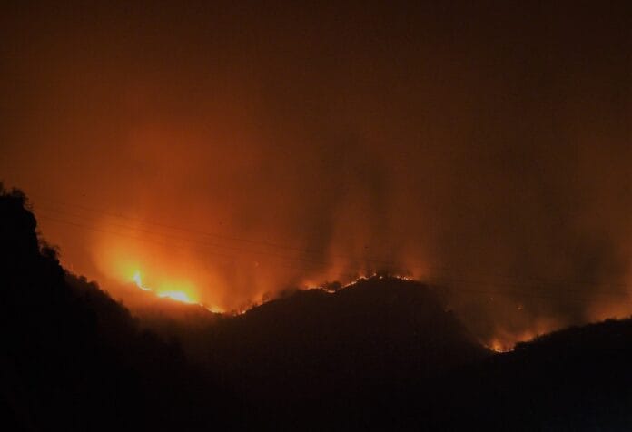 incendio-due-mani-giacomo-perucchini-2