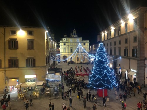 Accese le luminarie del centro storico: via agli eventi di “Natale in città” 1 Accese le luminarie del centro storico: via agli eventi di “Natale in città” - Attualità | TTV.it