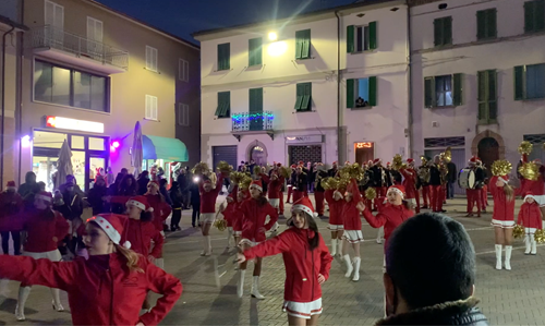 A Lama "Tutti fuori" : in tanti nelle vie del centro con la banda e le majorettes 2 A Lama "Tutti fuori" : in tanti nelle vie del centro con la banda e le majorettes - Attualità | TTV.it