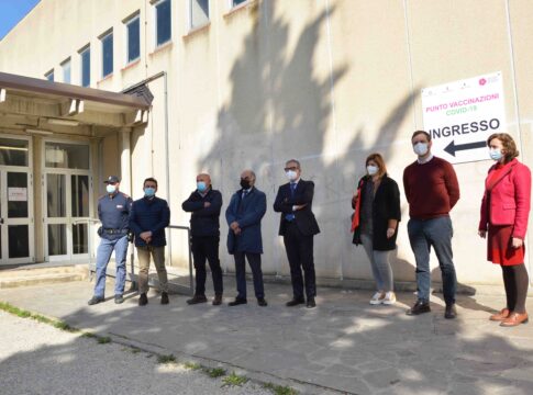 punto-vaccinale-salviani-1 punto-vaccinale-salviani-1