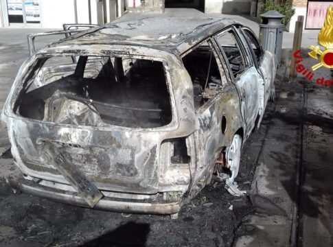 vvf-auto-in-fiamme-pieve-s-stefano vvf-auto-in-fiamme-pieve-s-stefano