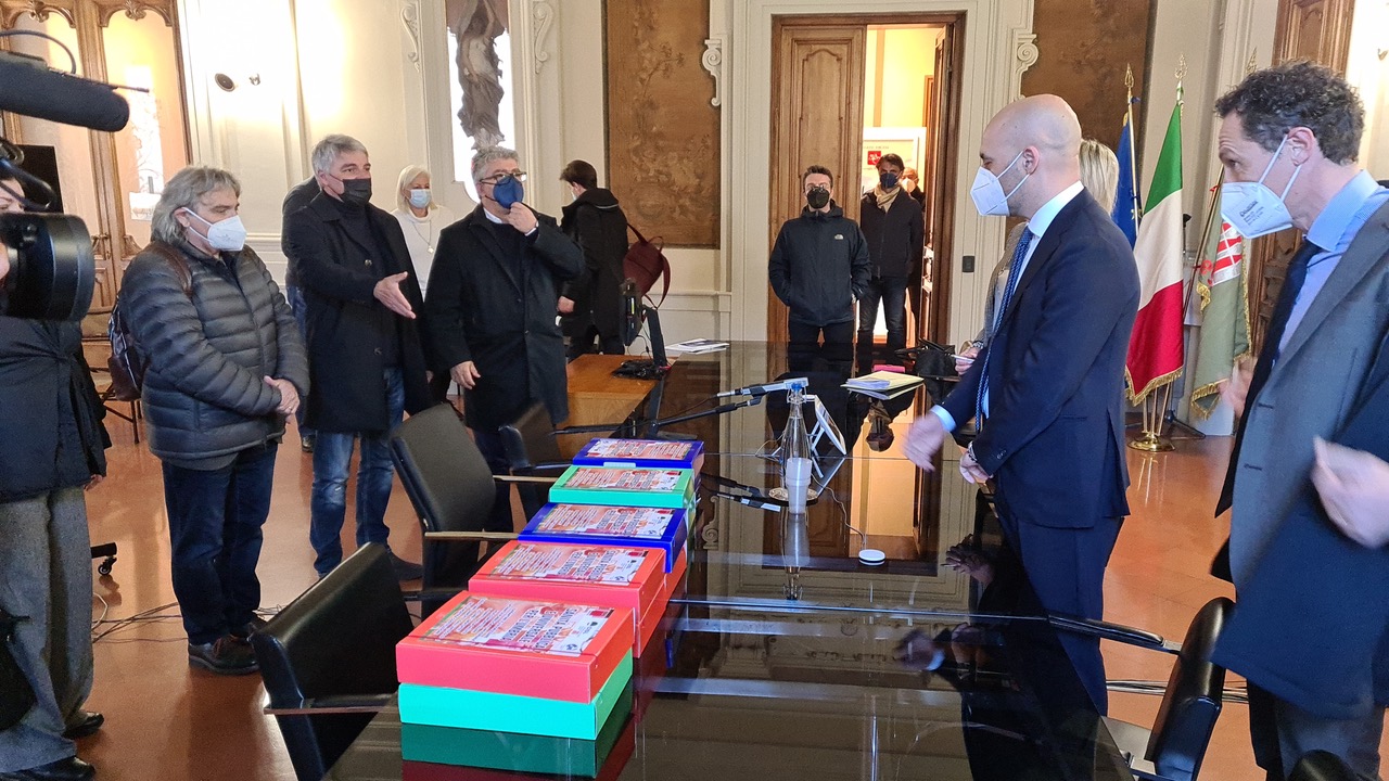 Sanità: Cgil, Cisl e Uil portano 8.500 firme in consiglio regionale a sostegno delle loro proposte 1 firme-sanità-sindacati