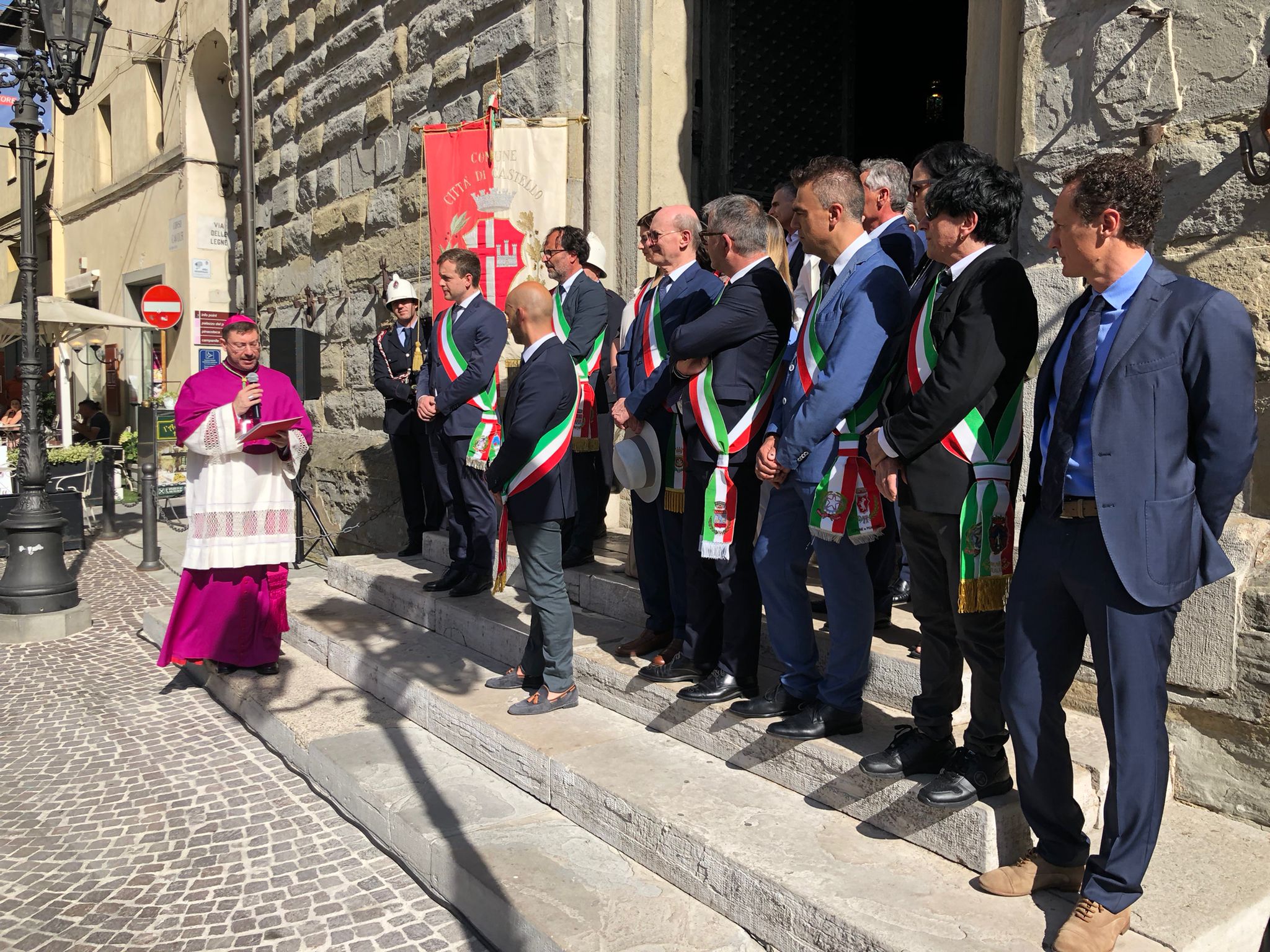 Il vescovo Paolucci Bedini accolto a Città di Castello 1 Saluto monsignor Paolucci Bedini ai sindaci