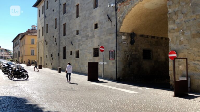 Il nuovo arredo urbano in via Aggiunti