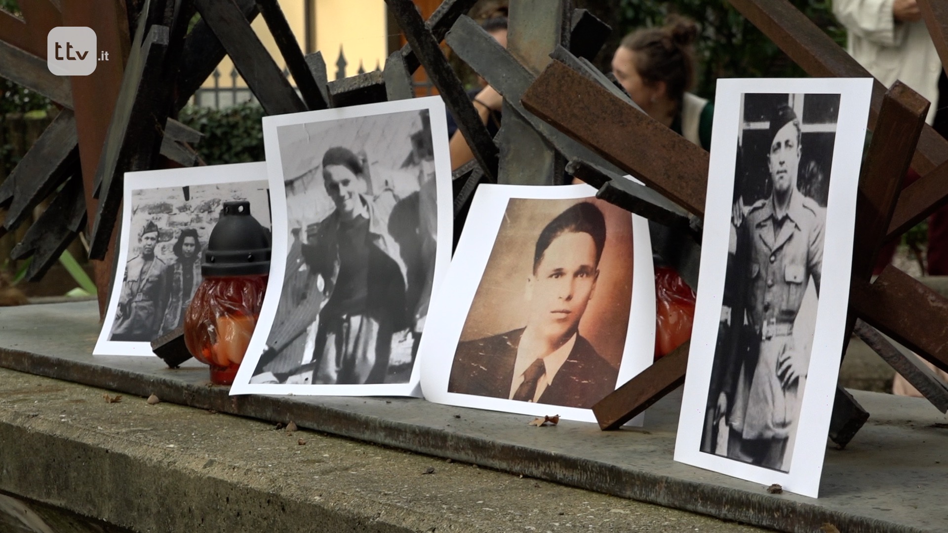 Le foto di Alojz Maršič, Janez Alič e Vinko Kožuh sul monumento nel Parco della Memoria